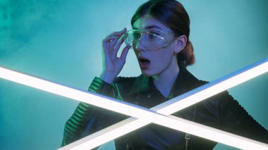 Şok olmuş kadın siber punk portresi neon ışıkta