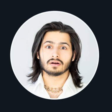 Şaşırmış adam beklenmedik durum şok olmuş yüz ifadesi