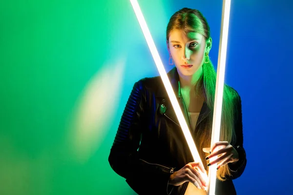 Neon světlo lidé cyberpunk krása zelená modrá dívka — Stock fotografie