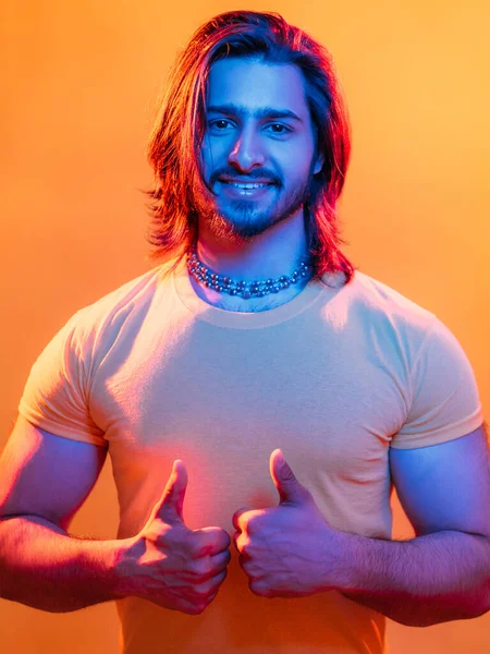 Hipster macho retrato neon luz pessoas positivo — Fotografia de Stock