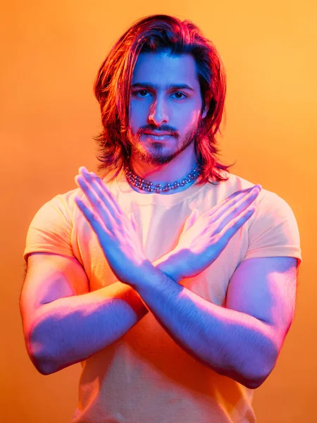 Kes jest yapmayı, maço adam. Yanlış seçim.