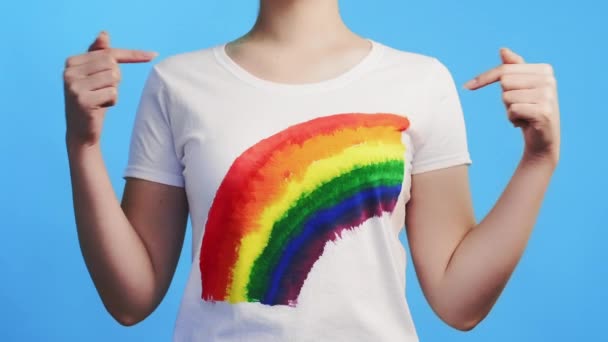 Lgbt stödja homosexuell tolerans kvinna visar regnbåge — Stockvideo