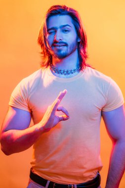 Neon ışıklı hipster insan portresini destekliyorum.