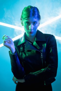 Siber punk modası neon ışıkları insanları mavi kadın