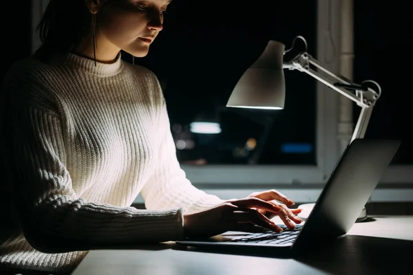 Mujer trabajadora independiente redactor trabajo remoto — Foto de Stock