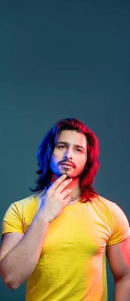 Homem hipster neon luz retrato metrosexual — Fotografia de Stock