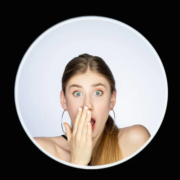 Omg reaction shocked woman face in circle frame — Stock Photo, Image