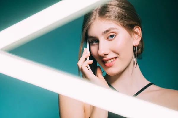 Мобільна розмова гаджет людей жінка по телефону — стокове фото