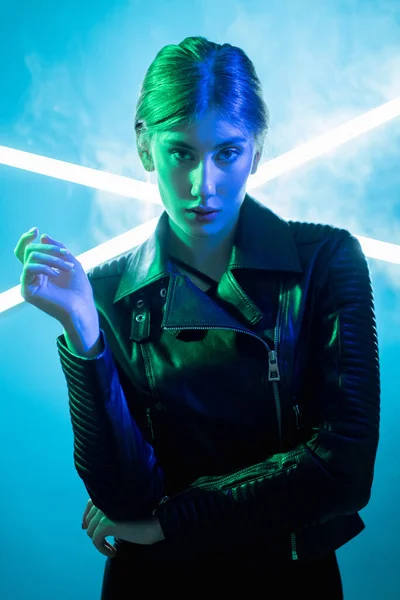 Cyberpunk moda neón luz gente azul mujer — Foto de Stock