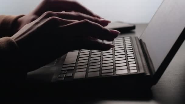 Kerja malam hari tangan remote job online mengetik laptop — Stok Video