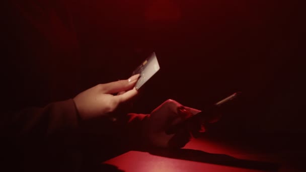 Fraude bancaire escroquerie mobile mains téléphone carte de crédit — Video