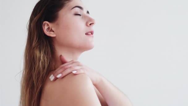 Скінкард лікування жінка торкається голого плеча — стокове відео