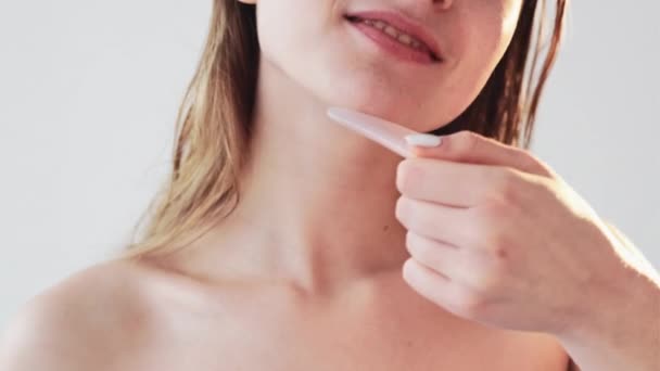 Gua sha acupressure odmładzanie skóry kobieta kwarc — Wideo stockowe
