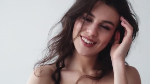 Nő arc természetes szépség mosolygós nő modell — Stock videók