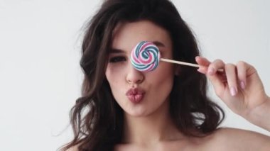 Güzel dudak büyütme lolipopu olan güzel kadın.