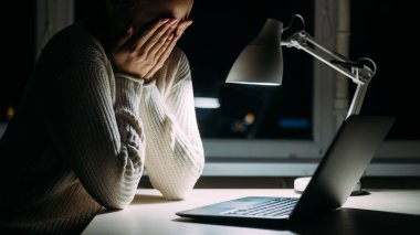 İnternet konferansı yorgun kadın çevrimiçi eğitimi