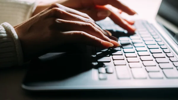 Internet usuário feminino trabalhador rede de pesquisa — Fotografia de Stock