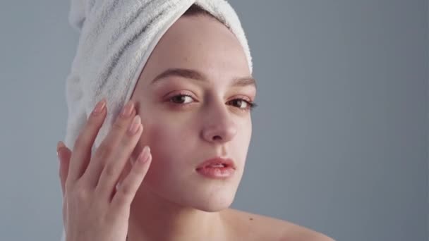 Ringiovanimento della pelle trattamento anti-invecchiamento viso donna — Video Stock