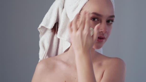 Δερματική αποτοξίνωση γυναίκα θεραπεία προσώπου εφαρμογή μάσκα — Αρχείο Βίντεο