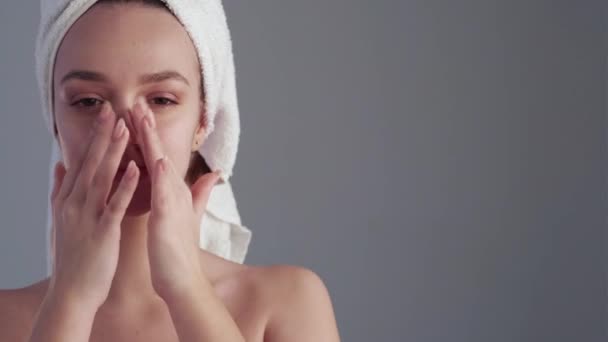Lifting facial masaje mujer tocando impecable cara piel — Vídeo de stock