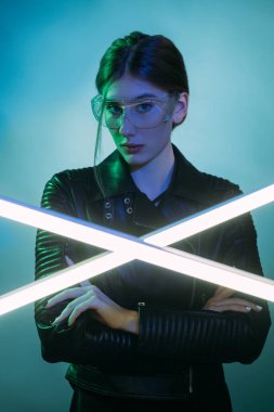 Neon ışığı insanları fütüristik mavi kadın portresi