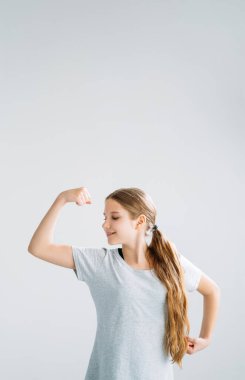 Aktif çocuklar motivasyon kızları pazılarını gösteriyor.