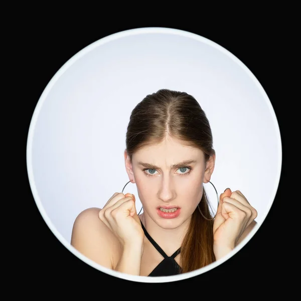 Boze vrouw haat gevoel gek meisje gezicht in frame — Stockfoto