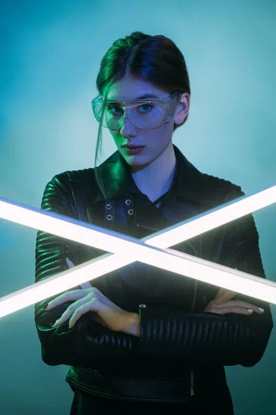 Neon světlo lidé futuristický portrét modrá žena — Stock fotografie