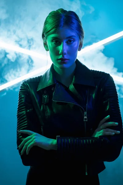 Kolor światło ludzie cyberpunk portret neon kobieta — Zdjęcie stockowe
