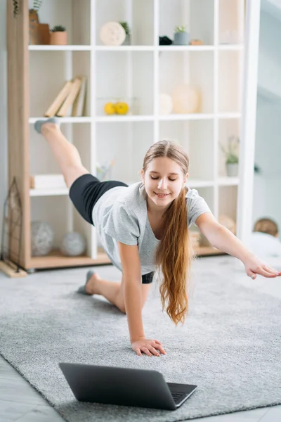 Enfant fitness en ligne maison de formation fille avec ordinateur portable — Photo