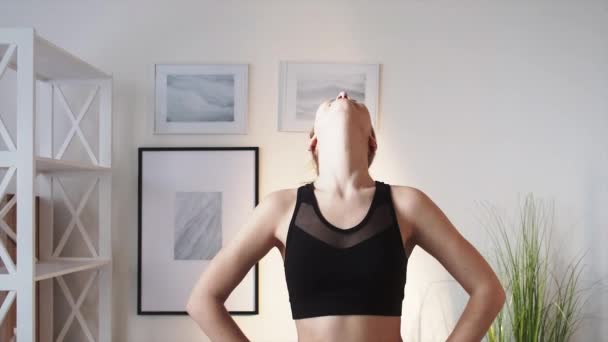 Otthoni fitness testmozgás nő nyújtás — Stock videók