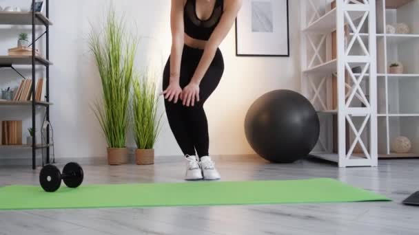 Home esercizio fitness indoor ginocchia donna allenamento — Video Stock