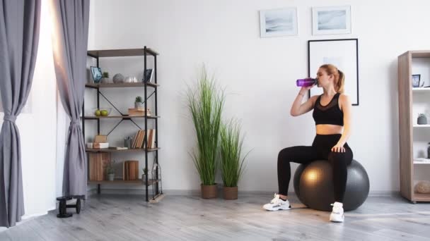 Fitness hydratatie water balans vrouw drinken — Stockvideo