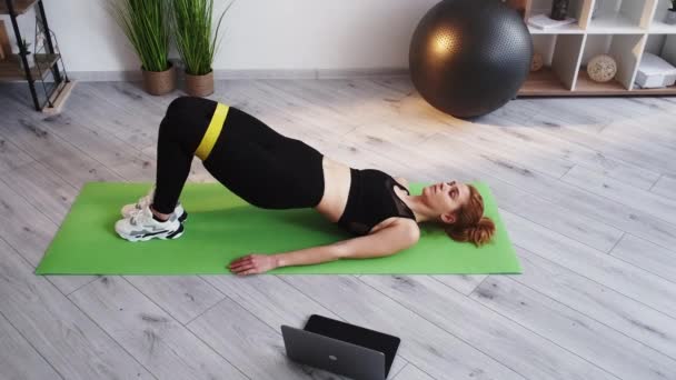 在家健身锻炼妇女的训练 — 图库视频影像