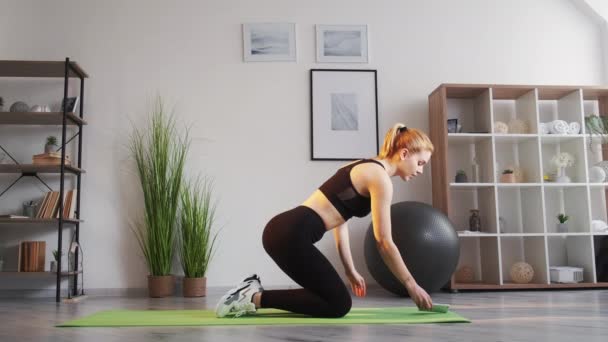 Mobiele fitnesstraining thuis vrouw oefening app — Stockvideo
