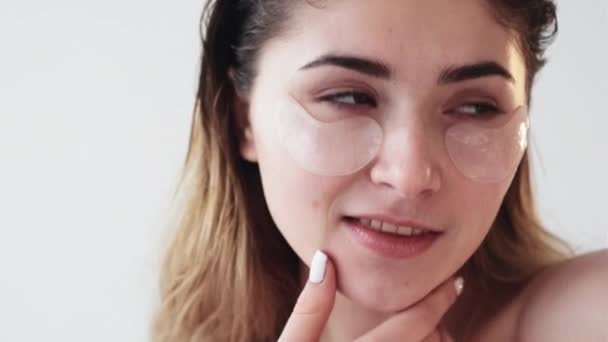Bajo parches para los ojos producto para el cuidado de la piel máscara facial mujer — Vídeo de stock