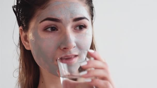 Ενυδάτωση του δέρματος θεραπεία αποτοξίνωσης γυναίκα πρόσωπο πηλό μάσκα — Αρχείο Βίντεο