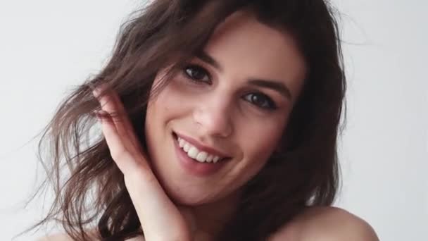 Косметология лица красотки улыбающаяся женщина — стоковое видео