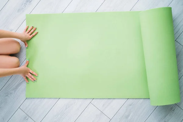 Kids home fitness girl hands on green yoga mat — стоковое фото