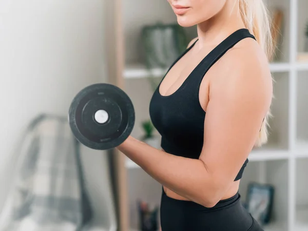 Bodybuilding fitness athletic woman home training — Zdjęcie stockowe