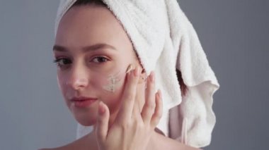 organik cilt bakımı yapan kadın yüz derisine maske takıyor