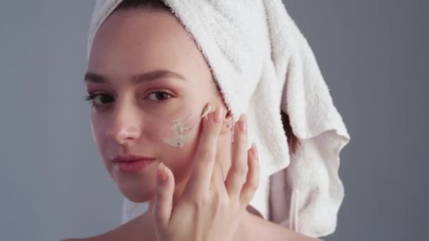 Органическая кожа женщина наносит маску на кожу лица — стоковое видео