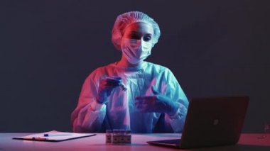 covid-19 aşısı online danışman doktor dizüstü bilgisayarı