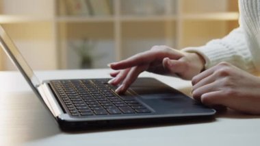 İnternet arama yeteneği çalışan dizüstü bilgisayar