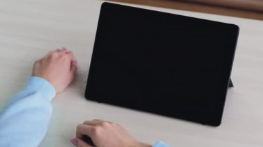 uzaktan eğitim tedirgin kadın çevrimiçi konferansı
