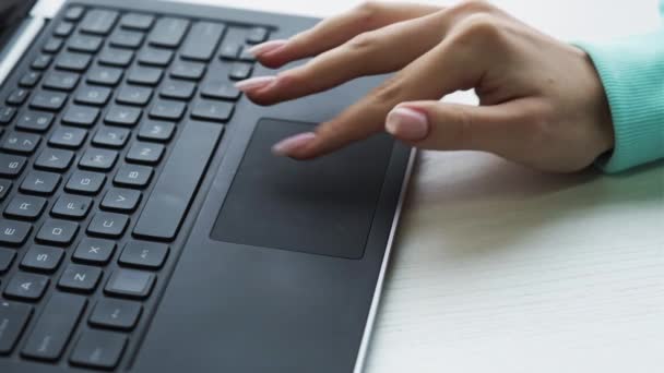 Internet research seo hand using laptop touchpad — Vídeos de Stock