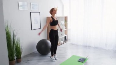 Ev kadını kardiyo egzersizinde online fitness sporu