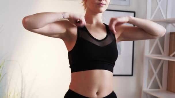 Evde fitness sporu antrenmanı yapan kadın kolları çalıştırıyor — Stok video