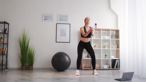 Home sport online training vrouw oefening drinken — Stockvideo