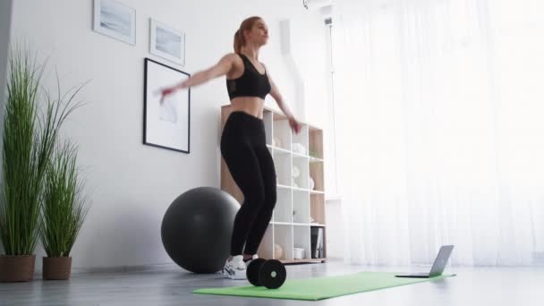 Online osobní trénink fitness trenér sportovec — Stock video